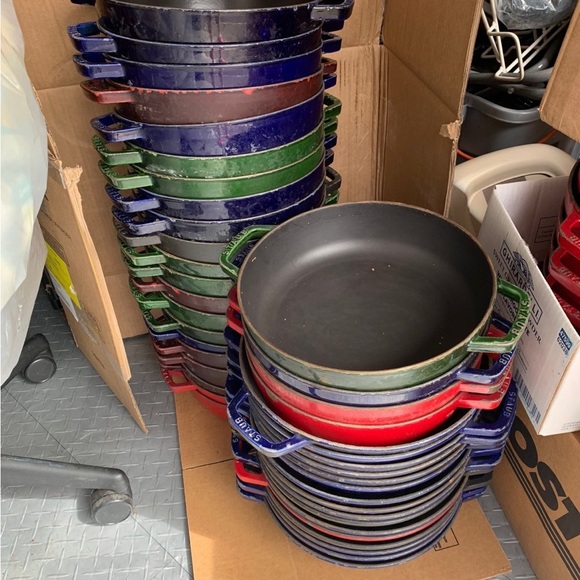 Staub skillet 13” brick red - Picture 9 of 14